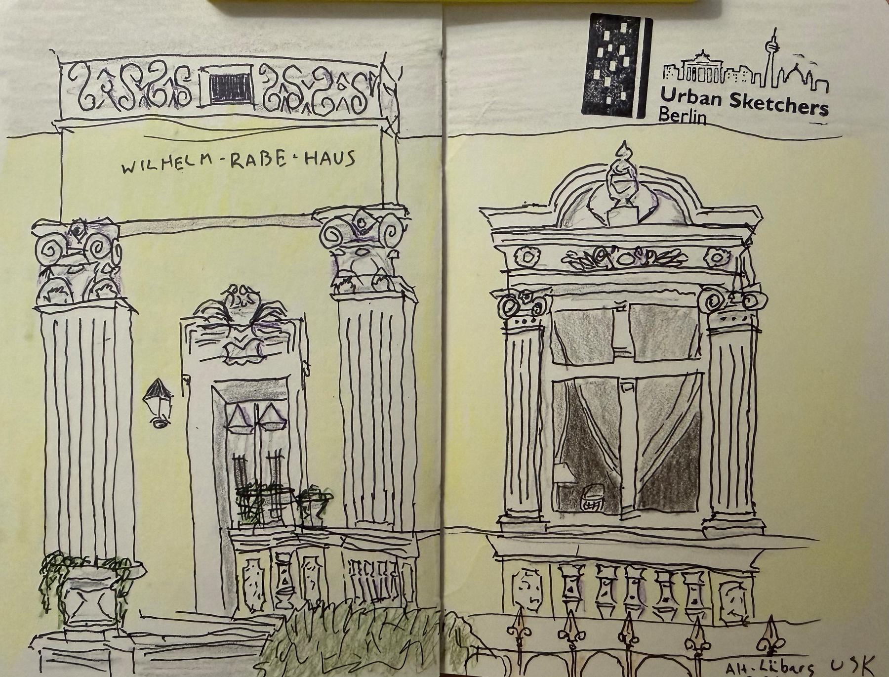 Eine detaillierte Zeichnung des Wilhelm-Rabe-Hauses mit Ornamenten und Säulen, begleitet vom Logo der Urban Sketchers Berlin.