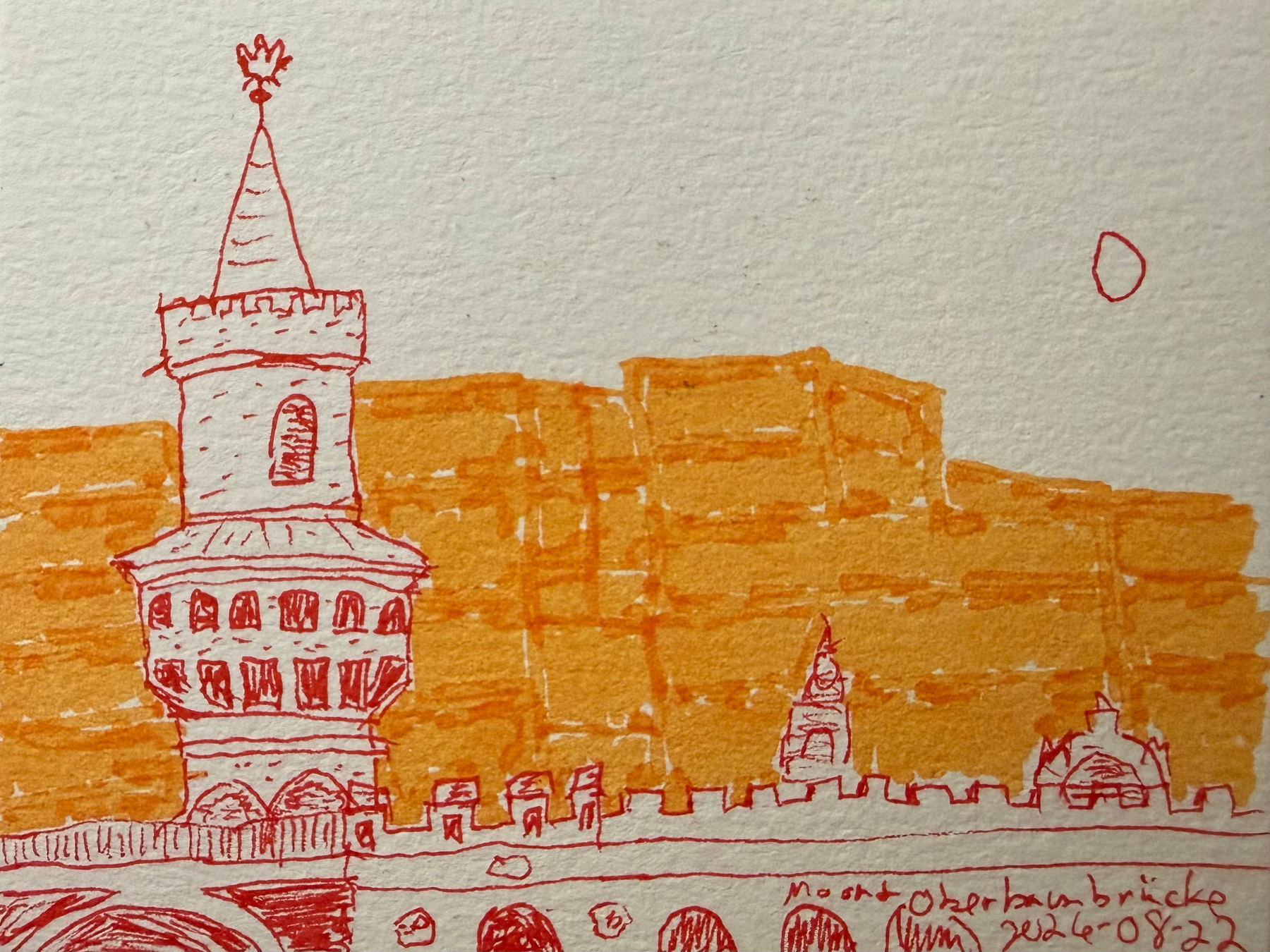 Eine mit roter Tinte skizzierte Ansicht eines Turms der Oberbaumbrücke und einer Mauer vor orangefarbenen Hintergrundgebäuden zu sehen.